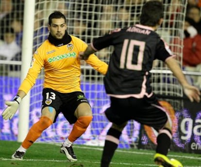 Moyà frente a Adrián, en el partido de ida de la Copa del Rey contra el Deportivo (1-2).