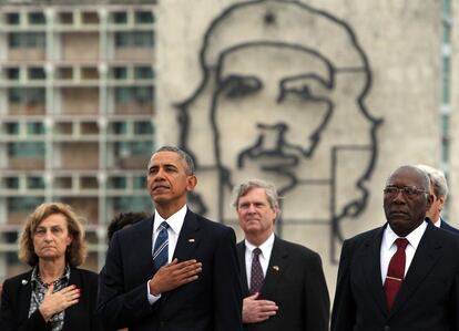 Barack Obama durante la colocación de la ofrenda floral ante el monumento del prócer cubano José Martí en la Plaza de la Revolución en La Habana, Cuba, el 21 de marzo de 2016.