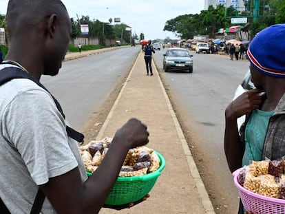 Vendedores de cacahuetes en las calles de Nairobi, Kenia.
