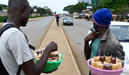 Vendedores de cacahuetes en las calles de Nairobi, Kenia.