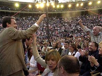 Zapatero aclamado por sus simpatizantes en el mitin de esta noche en Valencia.