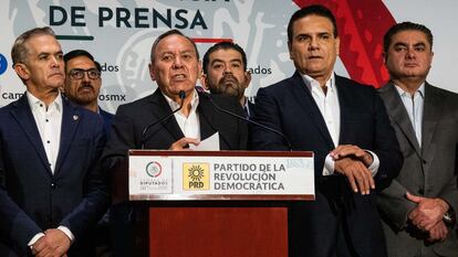 Miguel Ángel Mancera, Jesús Zambrano, Silvano Aureoles Conejo y Luis Espinosa Cházaro durante una conferencia en 2023.