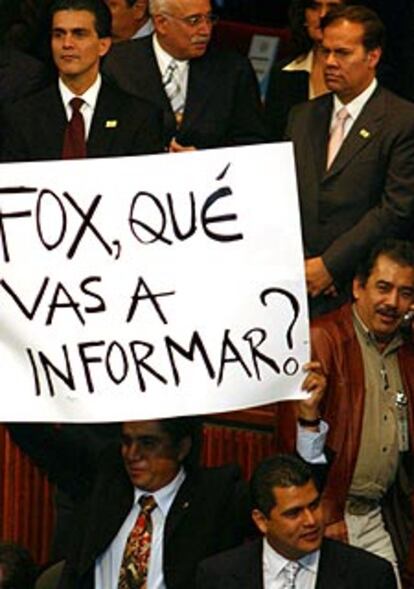 Diputados protestan contra Fox en el Congreso mexicano.