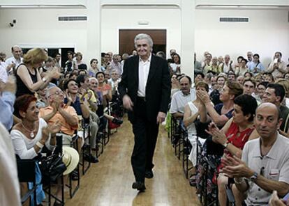Eduardo Haro Tecglen, entrando ayer en el salón del Círculo de Bellas Artes, donde fue homenajeado.