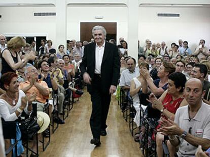 Eduardo Haro Tecglen, entrando ayer en el salón del Círculo de Bellas Artes, donde fue homenajeado.