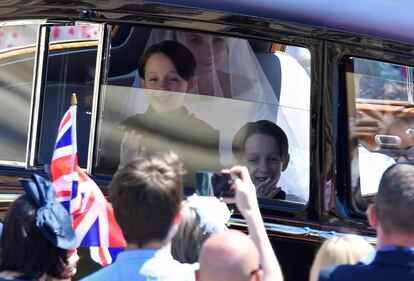 Meghan Markle acompañada por dos pajes antes de llegar a la capilla.