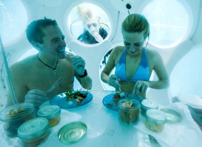 Dos personas cenan en "The Pearl" un comedor esférico situado a 5 metros bajo el agua en el centro de buceo NEMO33, una de las piscinas más profundas del mundo (33 metros) construida para entrenar a buceadores profesionales, en Bruselas (Bélgica).