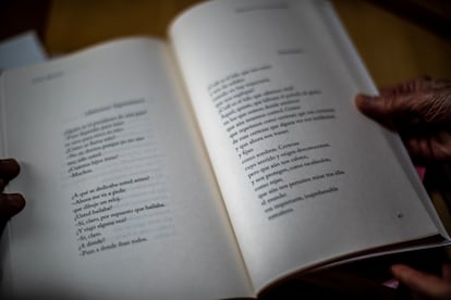 Bracho ojea su libro de 'Poesía reunida 1977-2018'.