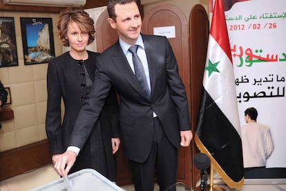 El presidente Bachar el Asad y su esposa Asma, votando en el referéndum de la Constitución siria en marzo de 2012.  
 