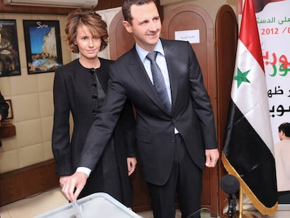 El presidente Bachar el Asad y su esposa Asma, votando en el referéndum de la Constitución siria en marzo de 2012.  
 