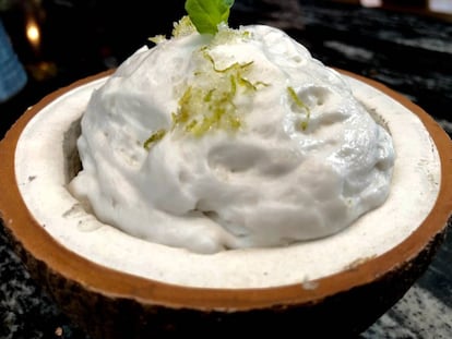 ESPUMA DE COCO CON SU CRUMBLE, PIÑA SALTEADA, ALBAHACA, CHILE Y GRANIZADO DE PIÑA / CAPEL