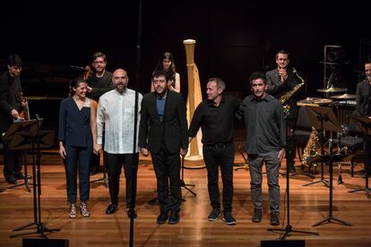 El compositor José Río-Pareja y el dramaturgo Juan Mayorga (derecha) saludan al público junto al resto del equipo.