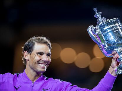 Nadal sostiene el trofeo del US Open 2019.