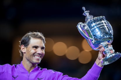 Nadal sostiene el trofeo del US Open 2019.