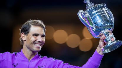 Nadal sostiene el trofeo del US Open 2019.