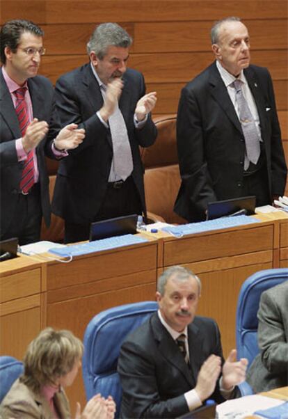 Fraga, aplaudido en el Parlamento gallego.