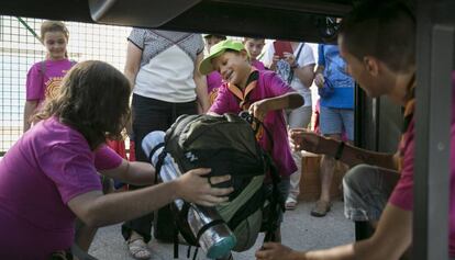 Los niños de la Fundació Esplai salen de Esplugues del Llobregat para ir a las colonias de verano.
