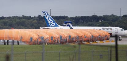 Imagen de archivo del 3 de octubre de 2019 de instalaciones de Spirit en la que aparecen los fuselajes completados y cubiertos del Boeing 737 MAX.