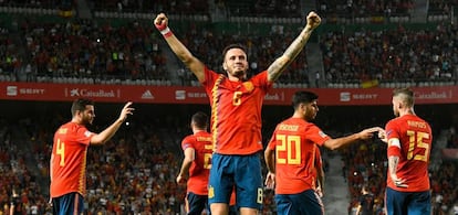 Spain's midfielder Saul Niguez (C) celebrates after scoring a goal during the UEFA Nations League A group 4 football match between Spain and Croatia at the Manuel Martinez Valero stadium in Elche on September 11, 2018. (Photo by JOSE JORDAN / AFP)