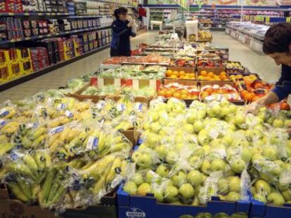 Reposadors de mercaderies en un supermercat Lidl de Madrid.