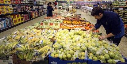 Reposadors de mercaderies en un supermercat Lidl de Madrid.