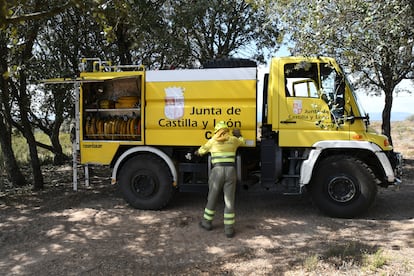 Un brigadista de Castilla y León, frente a uno de los vehículos empleados por las cuadrillas terrestres.