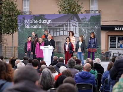 El candidato a la alcaldía de Agurain, Raúl Lopez de Uralde, en la Plaza San Juan de Agurain el pasado 18 de mayo.