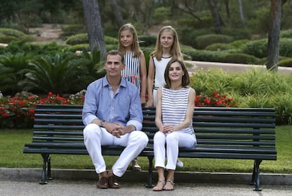 El rey Felipe VI y la reina Letizia posan con sus hijas, la princesa Leonor (derecha) y la infanta Sofía (izquierda), en el Palacio de Marivent, durante sus vacaciones en Palma. 