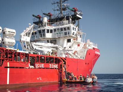 El barco "Ocean Viking", de la ONG Sos Mediterranée, rescata a 55 migrantes que cruzaban el Mediterráneo en el puerto de Civitavecchia, cerca de Roma, el pasado 13 de julio.