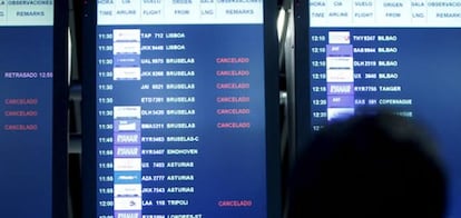 Uno de los paneles informativos de vuelos en la terminal 1 del aeropuerto de Barajas, durante la jornada de huelga general.