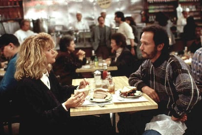 Sally (Meg Ryan) y Harry (Billy Crystal) en la emblemática cafetería Katz’s Delicatessen en Nueva York en una de las escenas más famosas de 'Cuando Harry encontró a Sally' (1989).