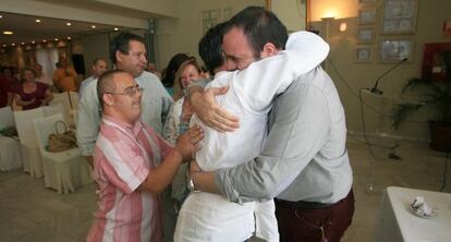 Pedro Garc&iacute;a, de blanco, y Galileo Florido, tras ser elegido candidato a la alcald&iacute;a de C&oacute;rdoba.