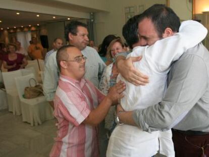 Pedro Garc&iacute;a, de blanco, y Galileo Florido, tras ser elegido candidato a la alcald&iacute;a de C&oacute;rdoba.