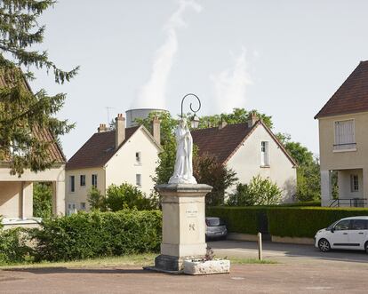  Las torres de la central de Belleville asoman sobre el pueblo de Neuvy-sur-Loire.