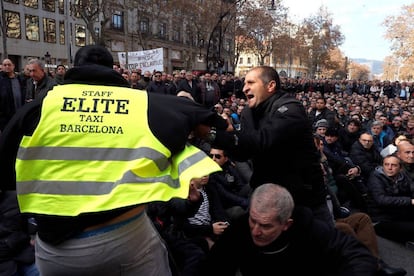 Dos taxistas se encaran durante la asamblea que han celebrado este sábado en las calles de Barcelona.