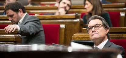 Artur Mas y Oriol Junqueras, en un momento de la sesi&oacute;n de control celebrada en el Parlament.