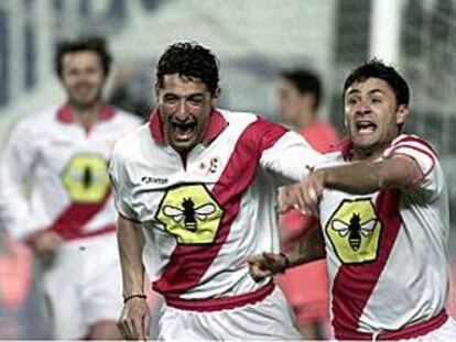 Los jugadores del Rayo celebran uno de los goles en su partido frente al Valencia.