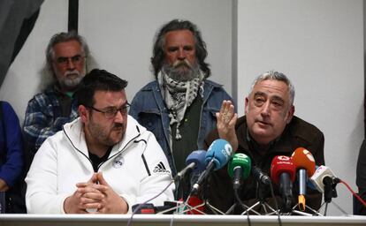 Francisco Doctor, hijo del fallecido en Vallecas, y el concejal del distrito Paco Pérez.