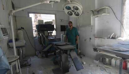Un médico revisa el daño causado en un hospital por los bombardeos sobre Alepo.