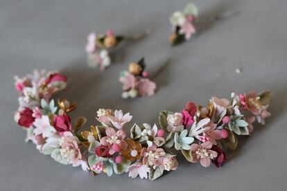 Los tocados de flores siguen siendo tendencias entre novias e invitadas.