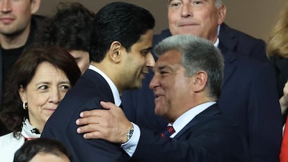 Nasser Al Khelaifi y Joan Laporta, durante la visita del PSG al FC Barcelona en la vuelta de los cuartos de final de la Champions League.