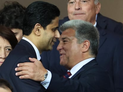 Nasser Al Khelaifi y Joan Laporta, durante la visita del PSG al FC Barcelona en la vuelta de los cuartos de final de la Champions League.