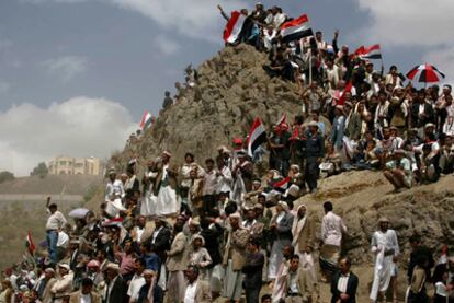 Opositores al presidente de Yemen observan desde un alto una ceremonia de conmemoración del 21º aniversario de la reunificación del país.