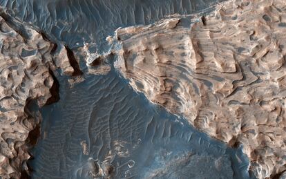 Aram Chaos, el cráter de impacto de 280 kilómetros de diámetro que se encuentra en las tierras altas del sur de Marte.