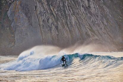 Playas amplias y buenos rompientes (sobre arena y sobre roca) hacen de Sagres un destino habitual entre los amantes del surf. El poderoso Atlántico regala olas enormes, el clima es amable y las playas tienen diferentes orientaciones en pocos kilómetros de distancia (como la de Beliche, en la foto), por lo que resulta fácil moverse para encontrar las mejores series.