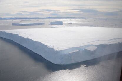 Iceberg flotando cerca de la costa de la península Antártica.