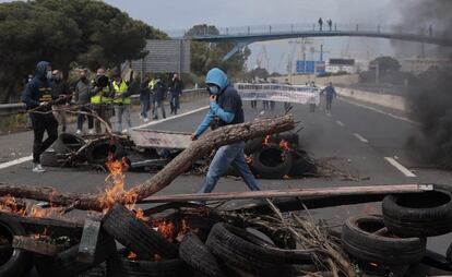 Un incendio en una zona de pinares ha llevado a disolver la manifestación que los trabajadores de Airbus en la bahía de Cádiz. En la imagen, algunos trabajadores de Airbus forman una barricada en la nacional IV.