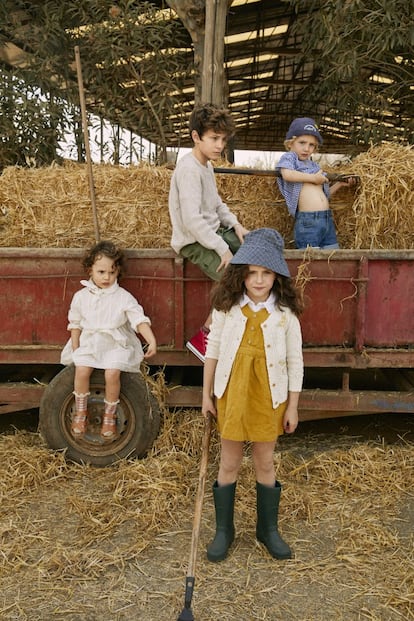 <b>Nicolás</b> viste jersey de punto de Búho Barcelona, pantalón de Massimo Dutti y zapatillas de lona de Converse para Las Merceditas de Iria. <b>Lola</b> luce vestido de plumeti y calcetines, ambos de Tocoto Vintage, y sandalias de piel y pañuelo de flores, los dos de Bonton. <b>Nico</b> va con camisa de cuadros de Bellerose, bermudas vaqueras de Gocco y gorra de The Animals Observatory. <b>Olivia</b>, con chaqueta de punto con flores bordadas de Bonton, pichi de lino de Gocco, camisa de Mayoral y botas de agua de Pisamonas.