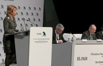 La presidenta de la CAM, Esperanza Aguirre, el presidente de Caja Madrid, Rodrigo Rato y el director de EL PAÍS, Javier Moreno