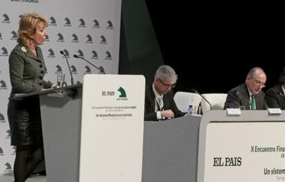 La presidenta de la CAM, Esperanza Aguirre, el presidente de Caja Madrid, Rodrigo Rato y el director de EL PAÍS, Javier Moreno